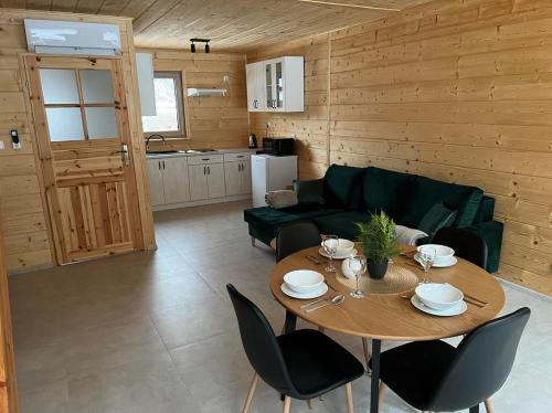 KrasneにあるKrasne Residence & SPA - STREFA CISZYのリビングルーム(テーブル、緑のソファ付)