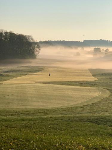 Kemudahan golf di apartmen atau berdekatan