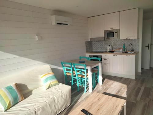 un salon avec un canapé et une table et une cuisine dans l'établissement Ambeille Collioure, à Collioure