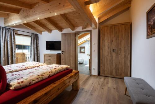 ein Schlafzimmer mit einem Bett in einem Zimmer mit Holzdecken in der Unterkunft Ferienwohnung Neumayer in Berchtesgaden