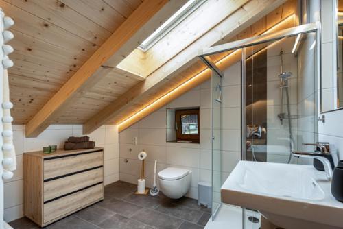 y baño con aseo blanco y lavamanos. en Ferienwohnung Neumayer en Berchtesgaden