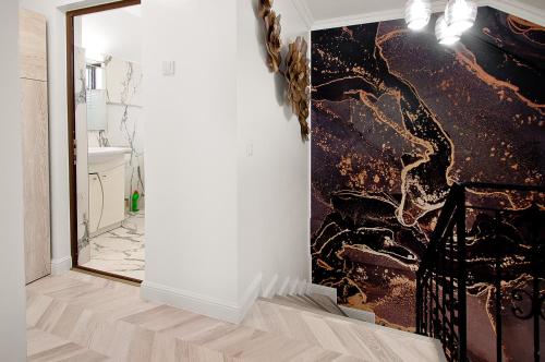 uma casa de banho com uma grande pintura na parede em VILA REYNA em Galaţi