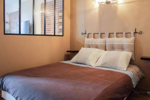 une chambre avec un grand lit avec un miroir dans l'établissement Charmant appartement sur le vieux port, à Marseille