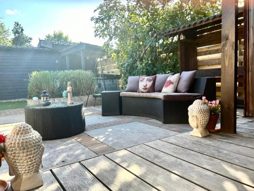 Posezení v ubytování Buddha style family house & jacuzzi & sauna near Amsterdam