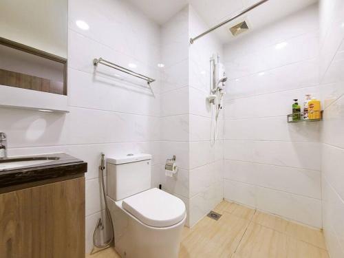 ein weißes Bad mit einem WC und einem Waschbecken in der Unterkunft [Instastellar Experience] 3 Pax, 15 mins fr CIQ in Johor Bahru
