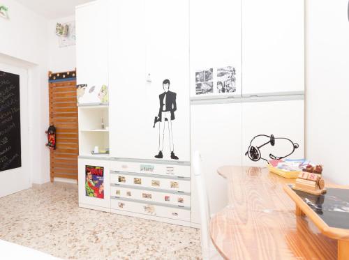 eine Küche mit einer Kommode mit einem Mann-Aufkleber drauf in der Unterkunft B&B La Capresina in Sorrent