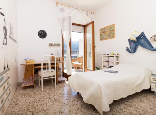 - une chambre avec un lit, un bureau et une table dans l'établissement B&B La Capresina, à Sorrente