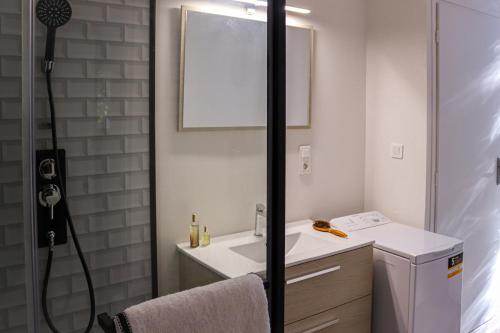 MonteilsDuplex Le Philandra - jacuzzi- 2 chambres的带白色水槽和淋浴的浴室