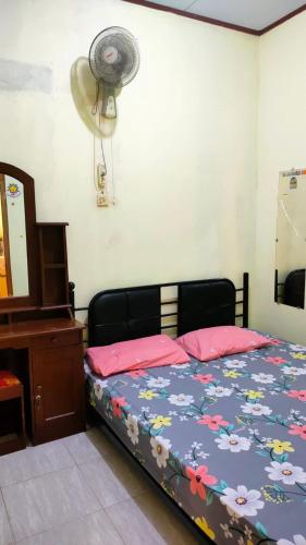 Ένα ή περισσότερα κρεβάτια σε δωμάτιο στο Farah Homestay