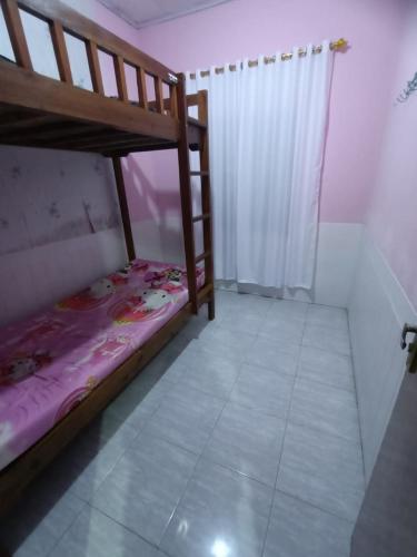 Ένα ή περισσότερα κρεβάτια σε δωμάτιο στο Farah Homestay