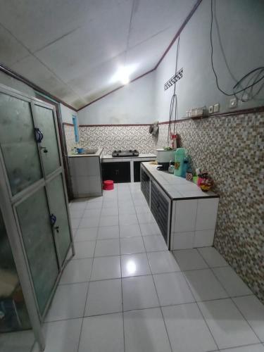 Η κουζίνα ή μικρή κουζίνα στο Farah Homestay