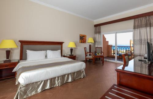 ein Hotelzimmer mit einem Bett und einem Balkon in der Unterkunft Stay Inn Hotel Ain Sokhna in Ain Suchna