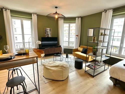 - un salon avec un lit et une chambre avec une table dans l'établissement Bel appart Bd Foch, à Angers