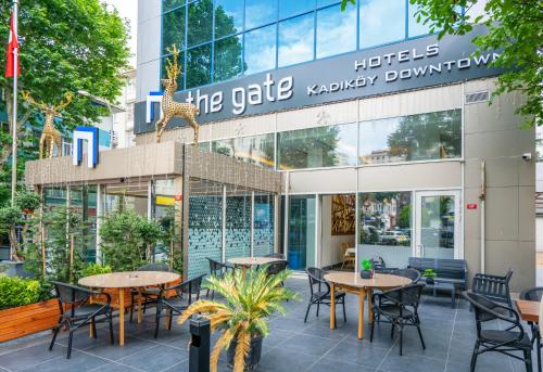 The Gate Kadıköy Downtown في إسطنبول: مطعم فيه طاولات وكراسي امام مبنى