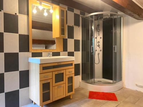 a bathroom with a sink and a shower at Zen Experience including Yoga & Healthy food in Ladern-sur-Lauquet