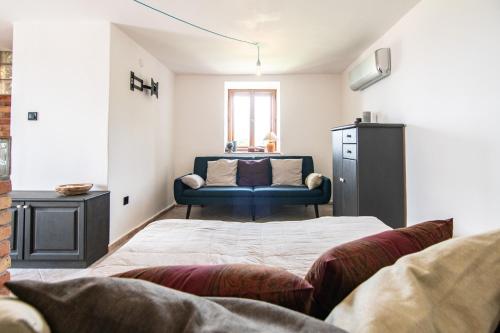 a living room with a bed and a couch at Somlói Vándor Lodge in Somlóvásárhely