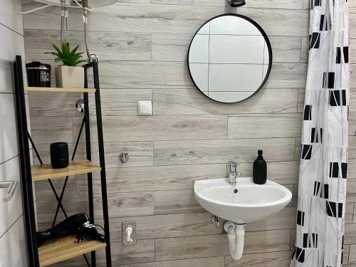 łazienka z umywalką i lustrem w obiekcie Apartments Fortuna w Biogradzie na Moru