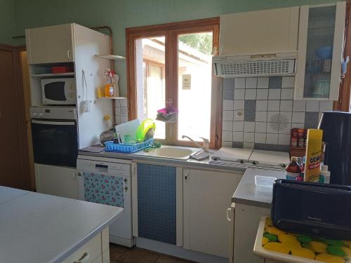 Kuchyňa alebo kuchynka v ubytovaní Room in Apartment - Homestay guest room Fruges, Hauts-de-France