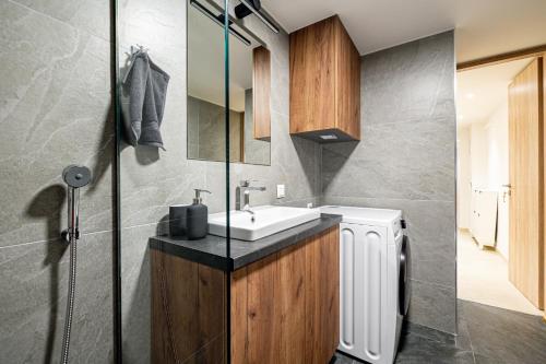 a bathroom with a sink and a shower at Modern ground floor apt near the park in Athens