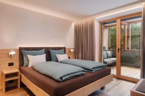 Tempat tidur dalam kamar di Max Green Wood Apartments