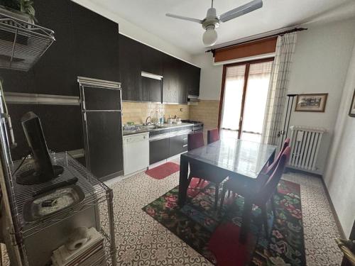 una cucina con tavolo e sedie in una stanza di La Casa di Sandra 6km da Firenze a Sesto Fiorentino
