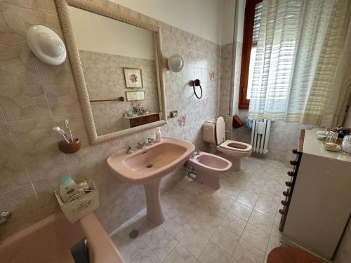 a bathroom with a sink and a toilet and a mirror at La Casa di Sandra 6km da Firenze in Sesto Fiorentino