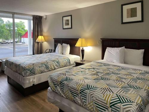 um quarto de hotel com duas camas e uma janela em Motel 6 Wytheville VA em Wytheville