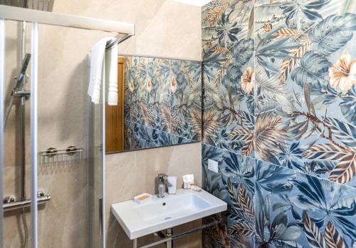 a bathroom with a sink and a shower at Cinque Venti BB Porto Cesareo in Porto Cesareo