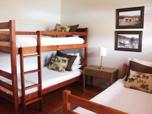 a room with two bunk beds and a table at Bydand B&B in Addo