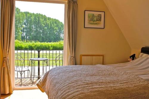 Ένα ή περισσότερα κρεβάτια σε δωμάτιο στο River Lark Lodge
