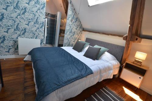 une chambre avec un grand lit avec une couverture bleue dans l'établissement Gîte à Montvalent, proche Rocamadour, Adult only, à Montvalent