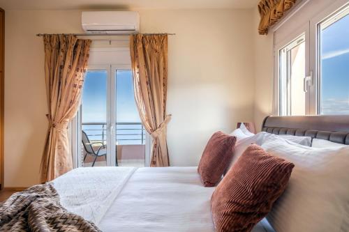 - une chambre avec un lit et une vue sur l'océan dans l'établissement Nami Villa _PrivatePool_ SeaView, à Palaiokastro