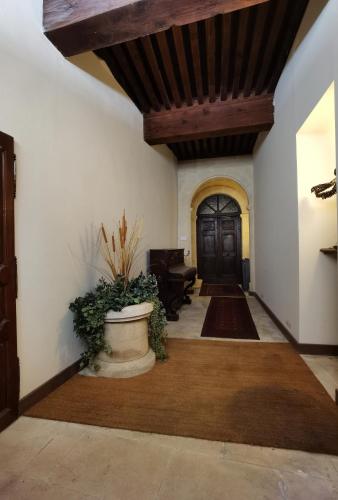 a hallway with aoyer with a door and a table at Le Clos des Consuls in Tarascon
