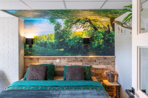 - une chambre ornée d'une peinture murale dans l'établissement B&B de Ster van Dwingeloo, à Dwingeloo