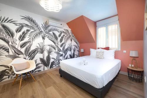 een slaapkamer met een groot bed en een muurschildering bij Karédor-Appartement 4 personnes , proche du centre-ville de Saint-Denis in Saint-Denis