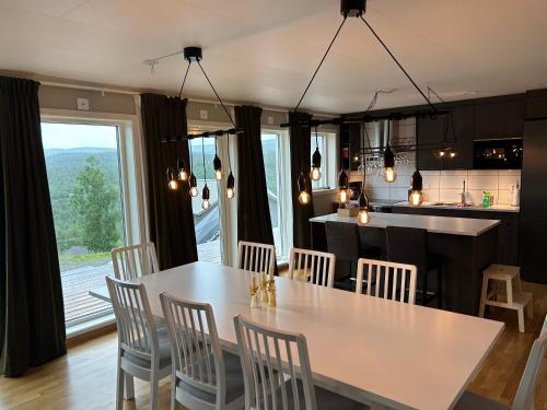 kuchnia i jadalnia ze stołem i krzesłami w obiekcie Tärnaby UpHill w mieście Tärnaby