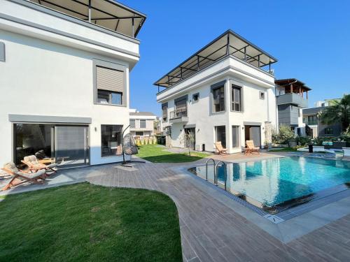 Casa grande con piscina en el patio en Villa Evasion D, en Seferihisar