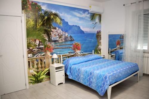 een slaapkamer met een vergelijkbaar uitzicht op de oceaan bij Donna Paola in Pompei