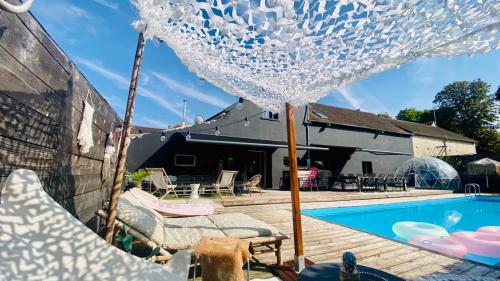 Bazén v ubytování La Villa d'ElodibiZa, 45mn de Paris en train avec piscine ! nebo v jeho okolí