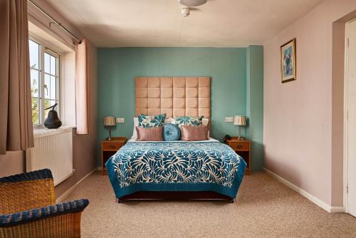 Tempat tidur dalam kamar di The Garden Suite at Shuttleworth