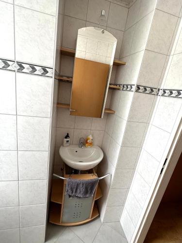 a bathroom with a sink and a mirror at Ferienwohnung in Ettinghausen in Ettinghausen