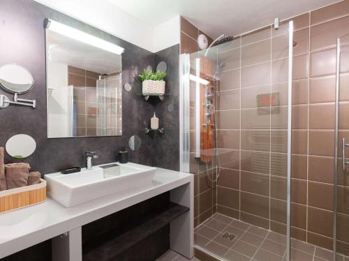 La salle de bains est pourvue d'un lavabo et d'une douche. dans l'établissement Appartement Saint-Lary-Soulan, 3 pièces, 8 personnes - FR-1-296-475, à Saint-Lary-Soulan