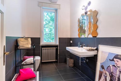 a bathroom with a sink and a toilet at Exclusive Duplex Villa con piscina e vista 