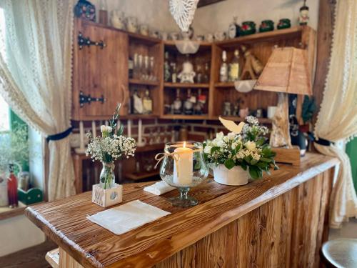 a wooden counter with flowers on top of it at Osada Między Drzewami in Braniewo