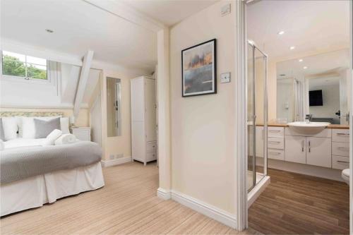 Habitación grande de color blanco con cama y lavabo. en Room 6, Hotel style Double bedroom in Marazion en Marazion