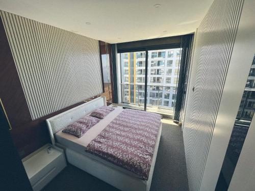 een kleine kamer met een bed en een raam bij Traumhaftes Apartment mit Privatstrand, Sea View, Pool, Sauna, Gym, Playground in erster Reihe, Alanya-Mahmutlar in Alanya