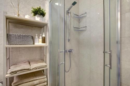 baño con ducha y puerta de cristal en El Mirador de Viana, en La Laguna