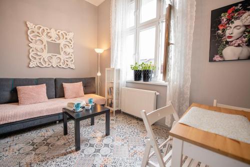 salon z kanapą i stołem w obiekcie Apartament u Olechny 2 w Bydgoszczy