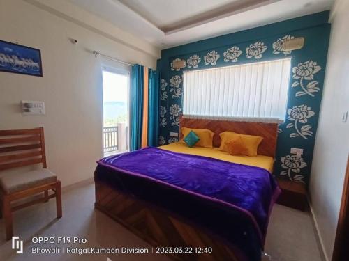 1 dormitorio con cama y ventana en Nilay himalayan homestay, en Rānīkhet