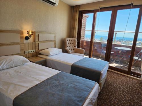 Un pat sau paturi într-o cameră la Nanda Hotel